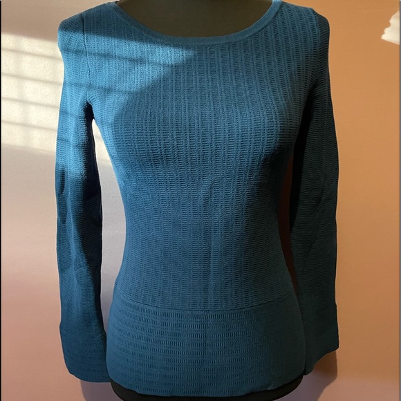 Ann Taylor beautiful top! - Picture 1 of 3